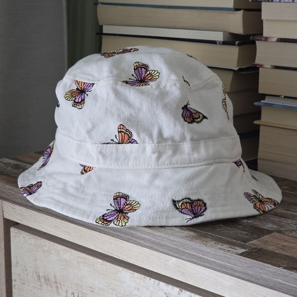 American Eagle Outfitters Accessories - American Eagle Outfitters Cream Hat with Butterfly Design